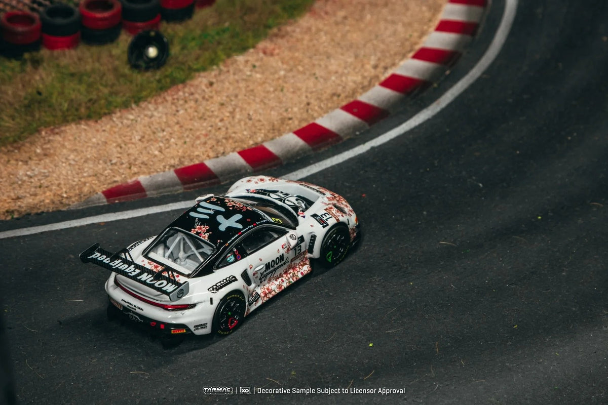 Tarmac Works Porsche 911 GT3 R Suzuka 1000km Intercontinental GT Challenge 2025 Phantom Global Racing w Tarmac Cards Combo Set T64-084-25SUZ13 1/64 Diecast