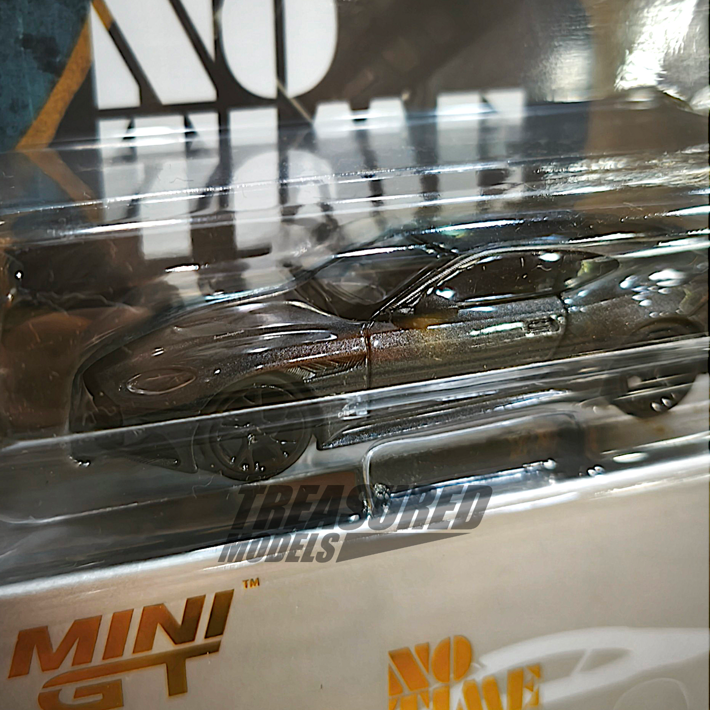 Mini GT Aston Martin DBS 007 Edition MGT01008 1/64 Diecast