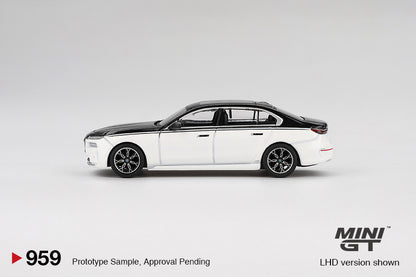 Mini GT BMW i7 xDrive60 Alpine White-Black Sapphire MGT00959 1/64 Die Cast