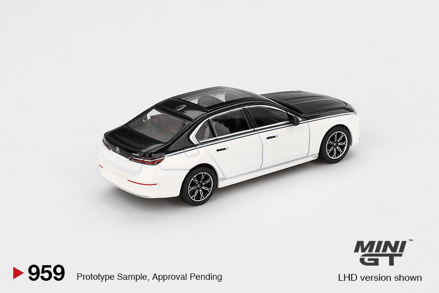 Mini GT BMW i7 xDrive60 Alpine White-Black Sapphire MGT00959 1/64 Die Cast