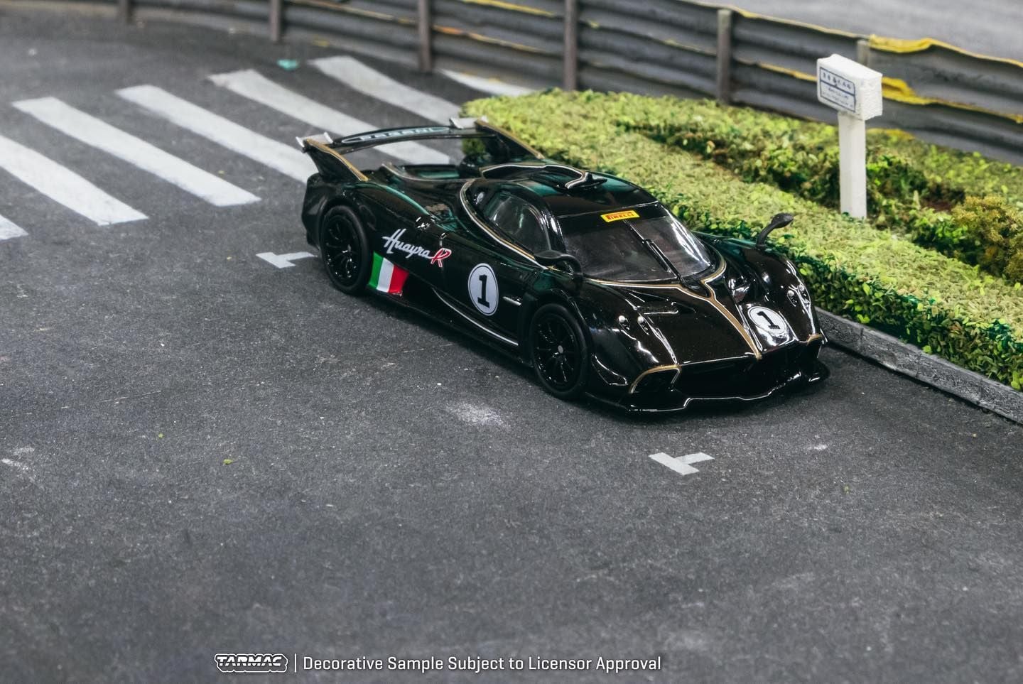 Tarmac Works Pagani Huayra R Nero Oro T64G-TL035-BK 1/64 Diecast