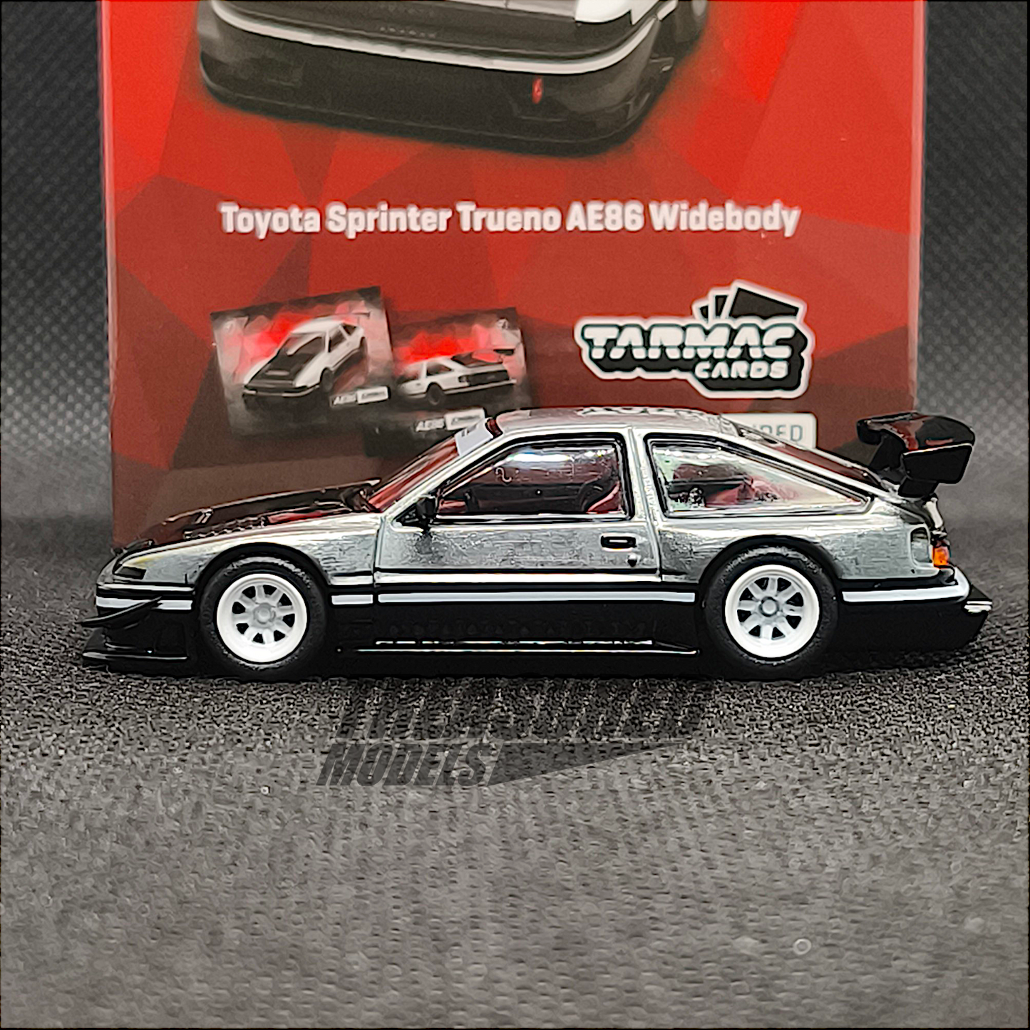 [Chase] Tarmac Works Toyota Sprinter Trueno AE86 Widebody White Black with Tarmac Cards - Designed by Jon Sibal T64G-060-WB